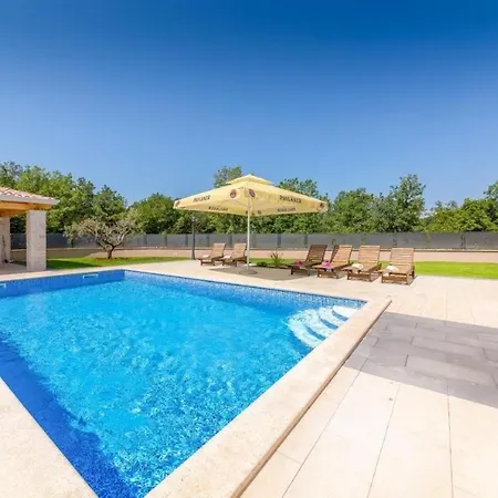 Melanie Вилла *